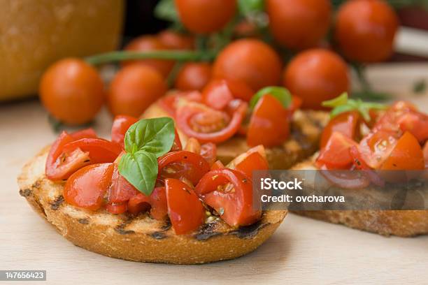 Pão Torrado Italiana Com Tomate Brusqueta - Fotografias de stock e mais imagens de Antipasto - Antipasto, Azeite, Brusqueta