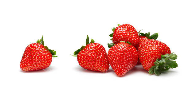 fresas sobre fondo blanco - strawberry fotografías e imágenes de stock