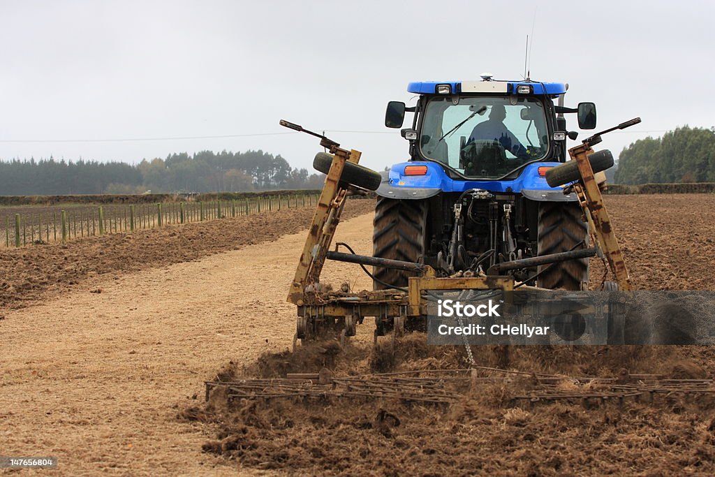 Blue Traktor tilling - Lizenzfrei Agrarbetrieb Stock-Foto