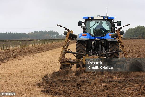 Blue Traktor Tilling Stockfoto und mehr Bilder von Agrarbetrieb - Agrarbetrieb, Arbeiten, Ausrüstung und Geräte