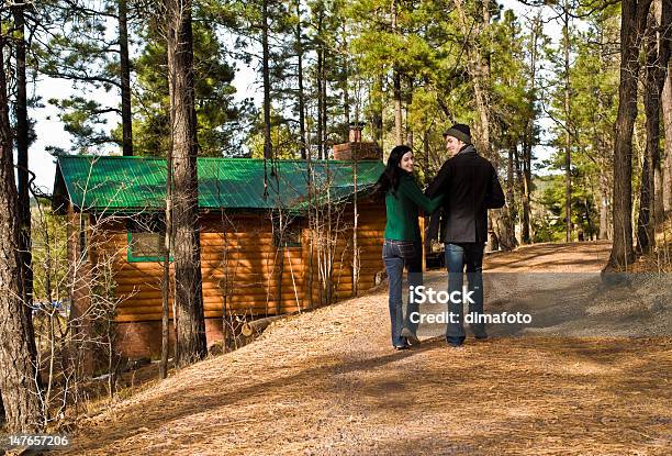 Foto de Casal e mais fotos de stock de Cabana de Madeira - Cabana de Madeira, Arizona, Casal