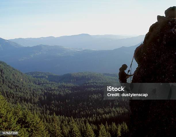 Donna Una Discesa In Corda Doppia Lungo Parete Rocciosa In Oregon - Fotografie stock e altre immagini di Adulto