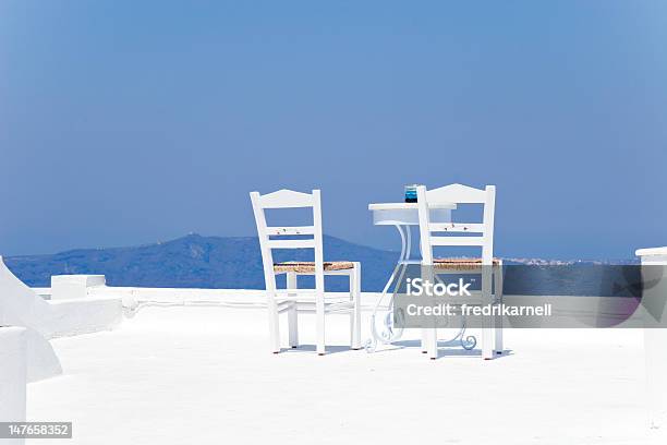 Due Sedie E Tavolo Sulla Terrazza Del Mediterraneo - Fotografie stock e altre immagini di Ambientazione esterna - Ambientazione esterna, Ambientazione tranquilla, Attività ricreativa