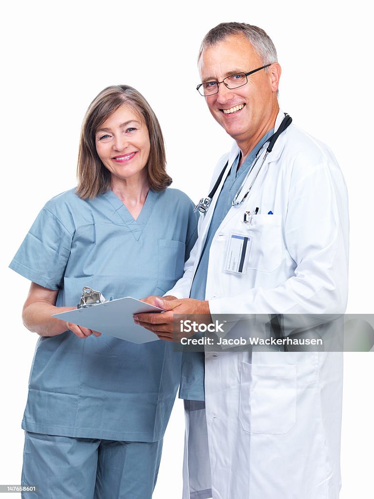 Nahaufnahme der ältere Ärzte Lächeln auf weißem Hintergrund - Lizenzfrei 60-69 Jahre Stock-Foto