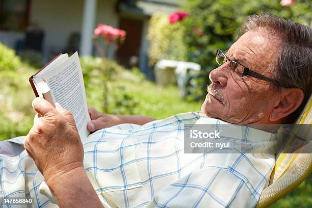 Hombre Mayor Leyendo Al Aire Libre Foto de stock y más banco de imágenes de Aire libre - Aire libre, Hombres maduros, Libro