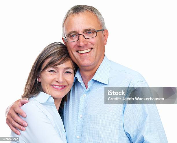 Nahaufnahme Der Ältere Paar Lächelnd Vor Weißem Hintergrund Stockfoto und mehr Bilder von Seniorenpaar