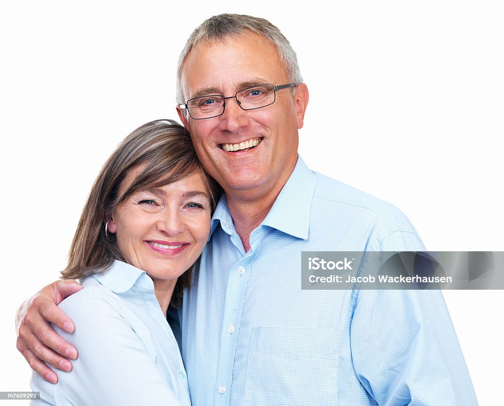 Primer plano de la pareja senior sonriente contra el fondo blanco - Foto de stock de Pareja mayor libre de derechos