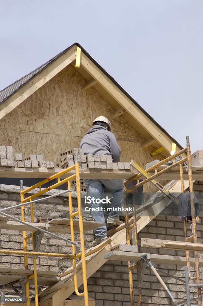 Camada de tijolos e nova casa de construção - Foto de stock de Trabalhador de Construção royalty-free