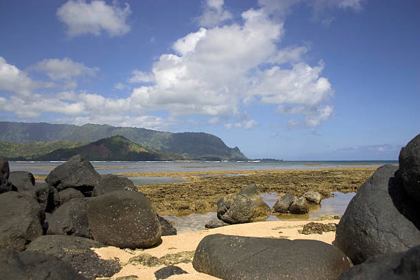 ハナレイ湾の岩の海岸 - bali hai ストックフォトと画像