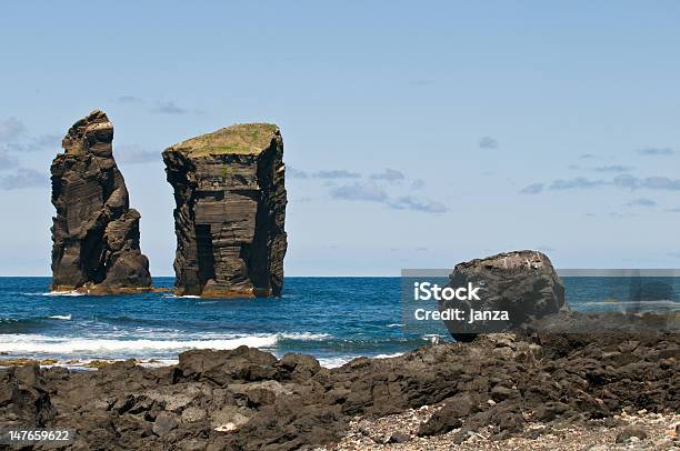 Gran Roca Volcánica Pilares En El Mar Foto de stock y más banco de imágenes de Isla de San Miguel - Islas Azores - Isla de San Miguel - Islas Azores, Lava, Playa