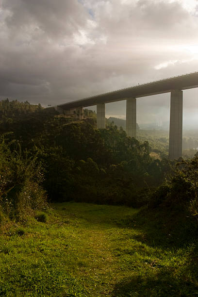 Puente del valle - foto de stock