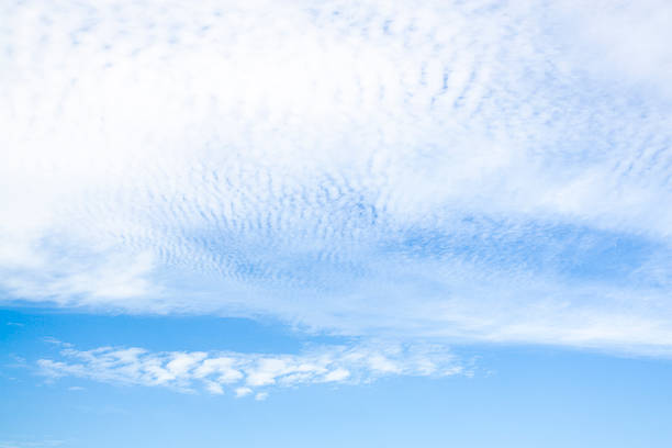 Fondo de cielo y las nubes - foto de stock