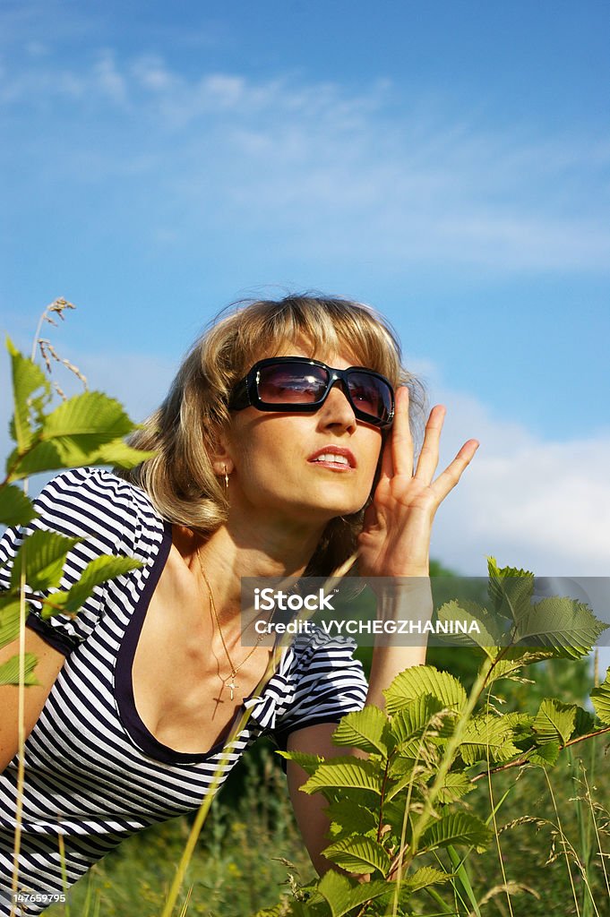 Милая женщина в солнцезащитные очки - Стоковые фото 20-29 лет роялти-фри