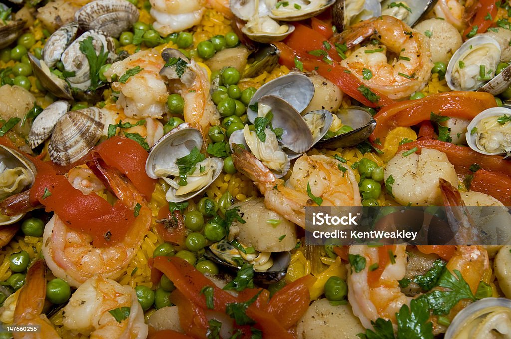 Detalle de pescados y mariscos de plato paella española - Foto de stock de Alimento libre de derechos