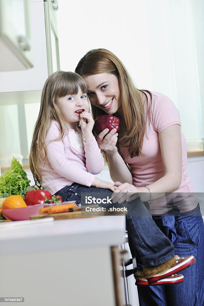 Feliz Mãe e filha na cozinha - Foto de stock de Adulto royalty-free