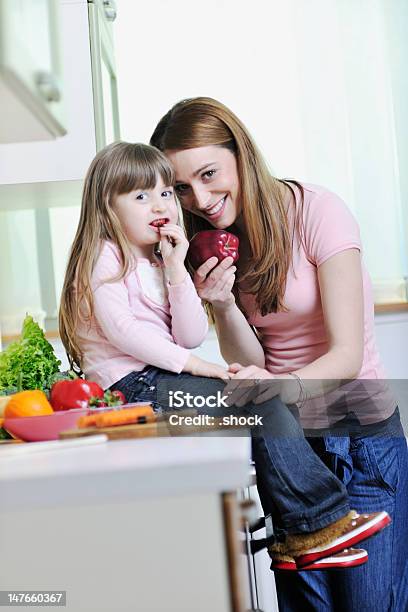 Foto de Feliz Mãe E Filha Na Cozinha e mais fotos de stock de Adulto - Adulto, Alimentação Saudável, Amor