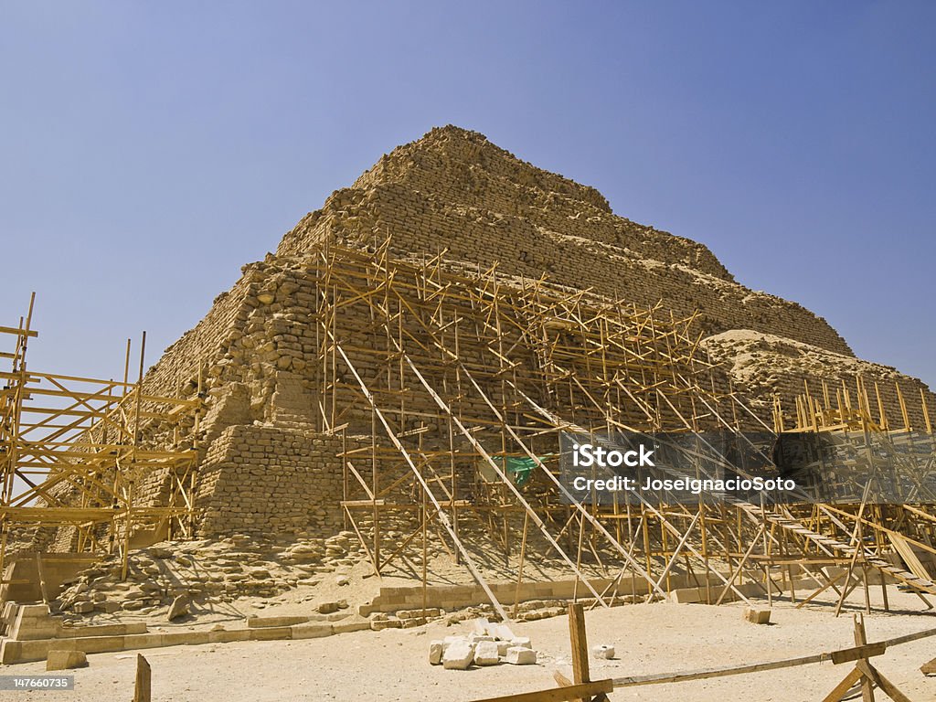 Gran pirámide escalonada de Djoser - Foto de stock de Andamio - Herramientas de construcción libre de derechos