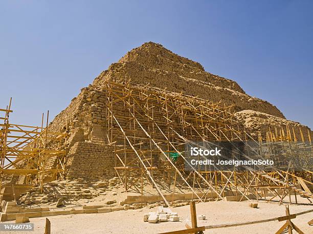 Gran Pirámide Escalonada De Djoser Foto de stock y más banco de imágenes de Andamio - Herramientas de construcción - Andamio - Herramientas de construcción, Arqueología, Arquitectura