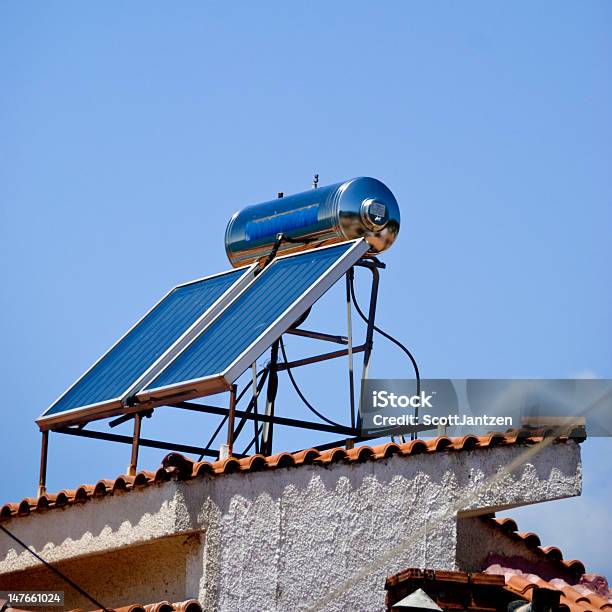 Solar Calentador De Agua Foto de stock y más banco de imágenes de Azul - Azul, Caldera - Herramientas industriales, Central eléctrica solar