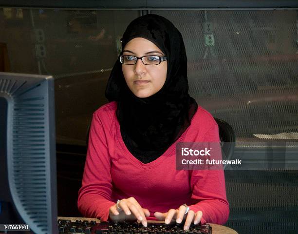 Estudiante Universitario Estudiando N 3 Foto de stock y más banco de imágenes de Adulto - Adulto, Alerta, Aprender