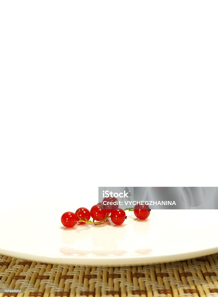 Красная смородина на белой тарелки - Стоковые фото Белый роялти-фри