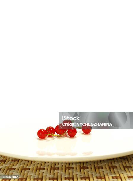 Красная Смородина На Белой Тарелки — стоковые фотографии и другие картинки Белый - Белый, Вегетарианское питание, Вертикальный