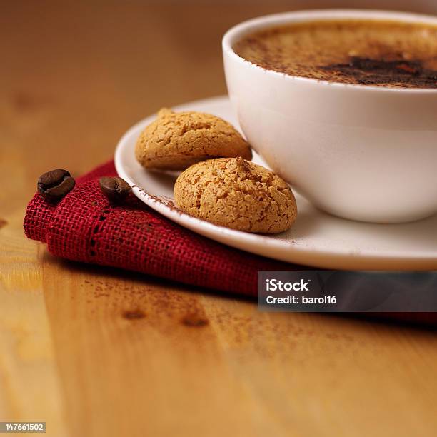 Caffe Crema Com Amarettini - Fotografias de stock e mais imagens de Bebida com espuma - Bebida com espuma, Biscoitos, Branco
