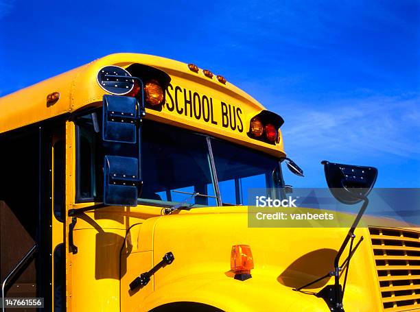 Schoolbus Giallo - Fotografie stock e altre immagini di Autobus - Autobus, Blu, Cielo