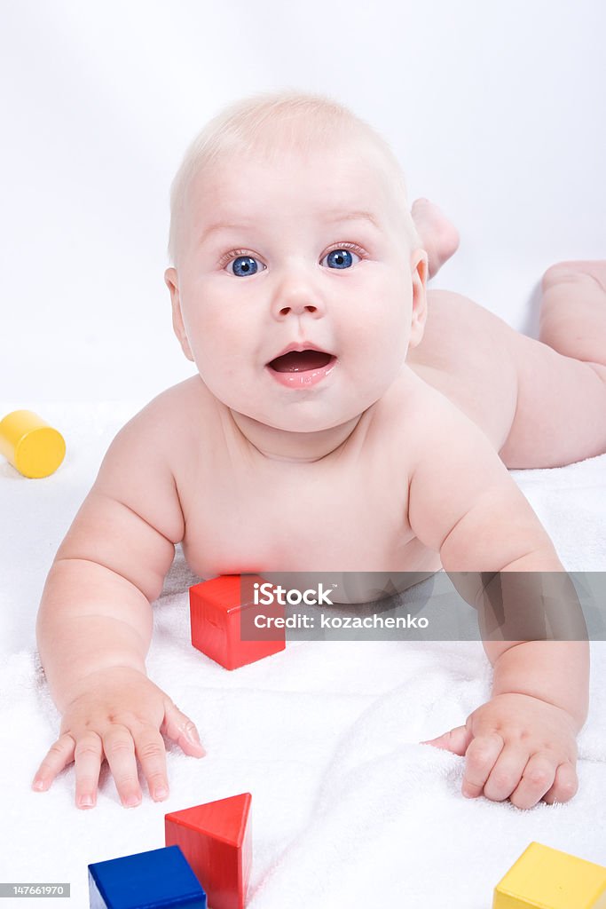 미소 아기 남자아이 밝은 장난감 - 로열티 프리 귀여운 스톡 사진