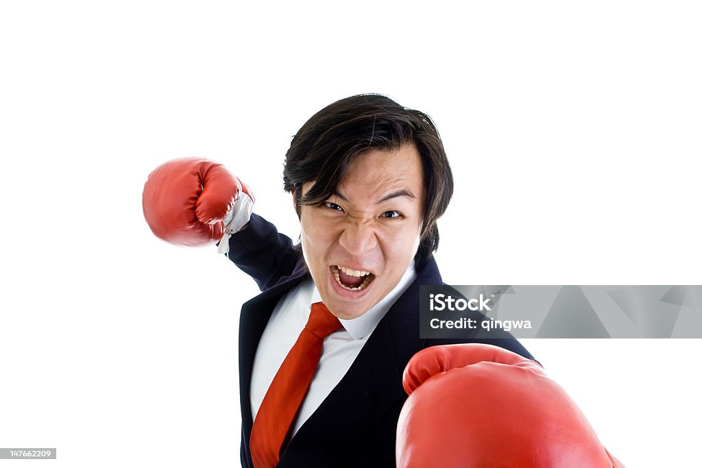 Bravo homem de negócios asiático luvas de boxe soco ameaça câmera, isolada - Foto de stock de 20 Anos royalty-free