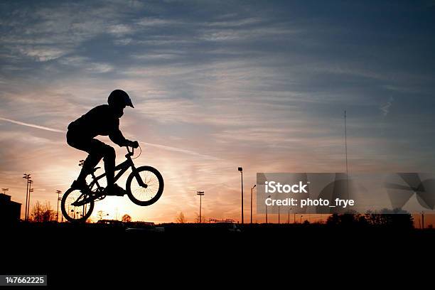 Bmx Motociclista - Fotografias de stock e mais imagens de Ciclismo BMX - Ciclismo BMX, Anoitecer, Ao Ar Livre