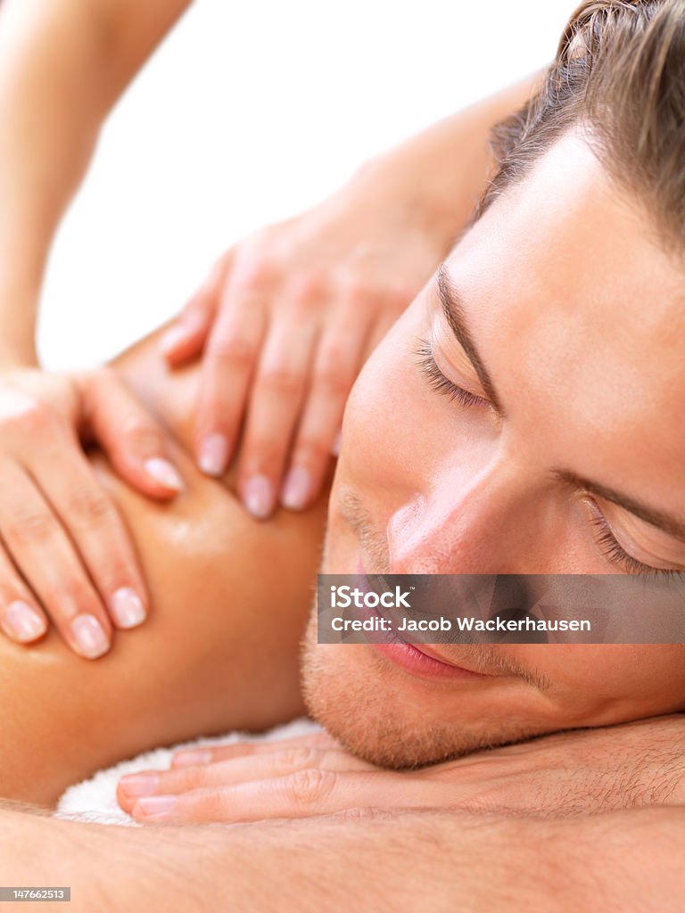 Em plano aproximado de homem jovem no dia de spa Massagem nos ombros - Royalty-free 20-29 Anos Foto de stock