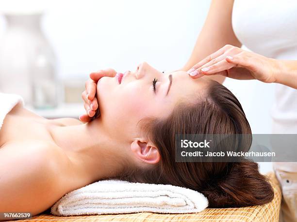 Primo Piano Di Una Giovane Donna Che Riceve Il Massaggio Facciale - Fotografie stock e altre immagini di Massaggio del viso