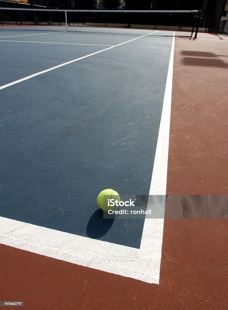 Piłki tenisowe na korcie. - Zbiór zdjęć royalty-free (Bez ludzi)