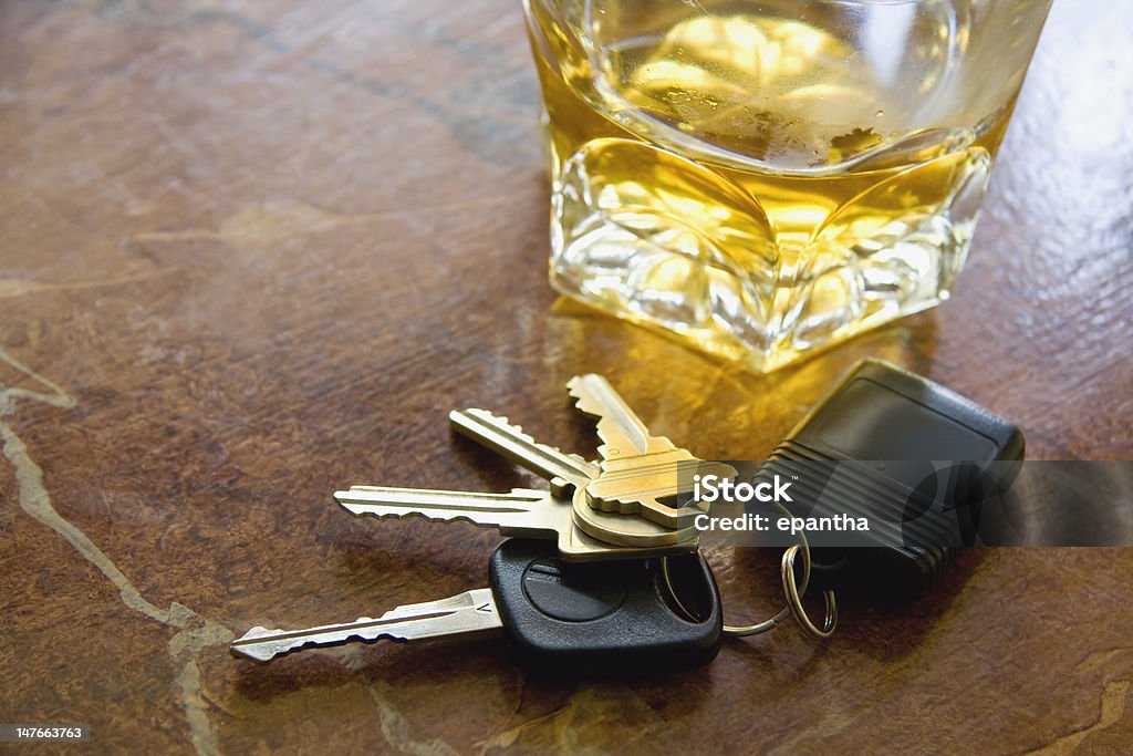 Ключи и напитки - Стоковые фото Алкоголь - напиток роялти-фри