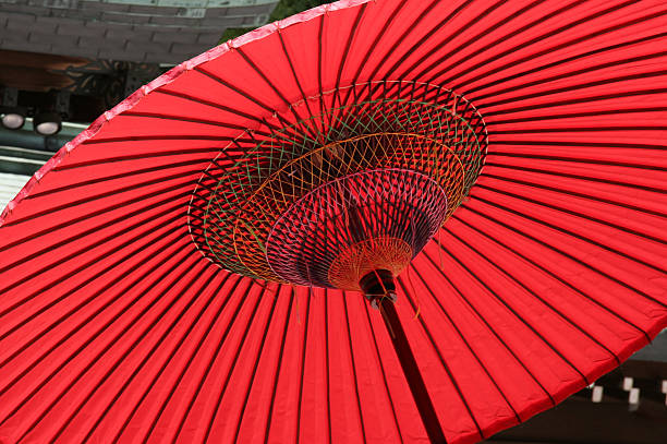 parapluie rouge du japon - parasol umbrella asian ethnicity asian culture photos et images de collection