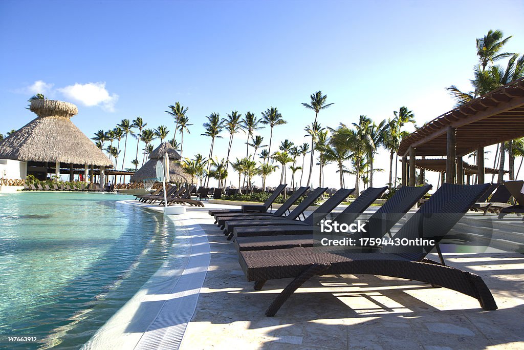 Au bord de la piscine au centre de villégiature Tropical - Photo de Arbre libre de droits