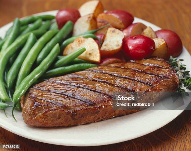 Foto de Jantar Com Carne e mais fotos de stock de Batatas Prontas - Batatas Prontas, Bife, Carne de Vaca