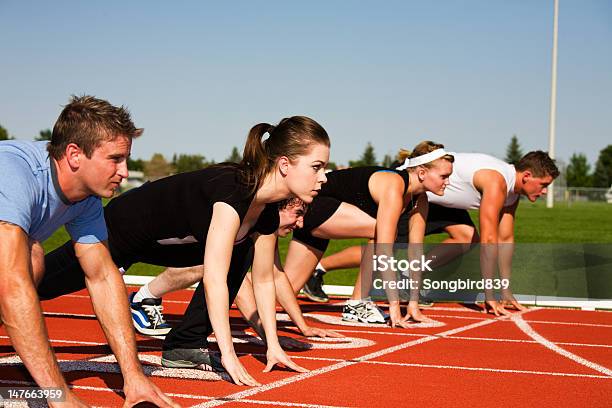 Línea De Salida Foto de stock y más banco de imágenes de Adolescente - Adolescente, Pista de atletismo, Atletismo