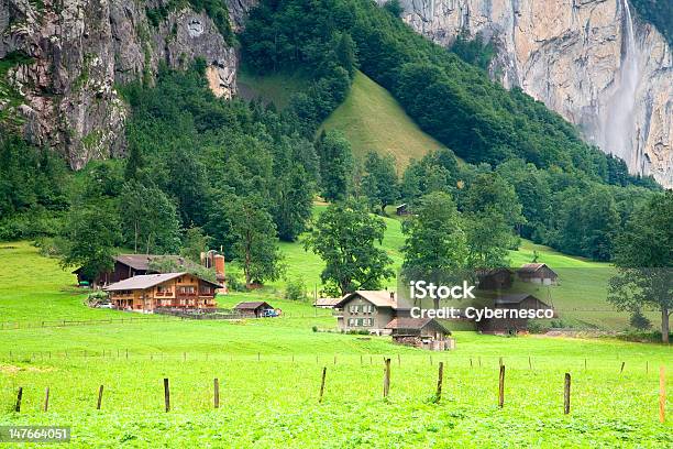 Photo libre de droit de Maisons À Proximité Des Pentes Des Montagnes Rocheuses Et En Suisse banque d'images et plus d'images libres de droit de De grande taille