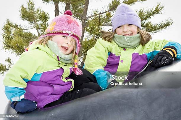 Sisters Schlittenfahren Stockfoto und mehr Bilder von 2-3 Jahre - 2-3 Jahre, 8-9 Jahre, Aktivitäten und Sport