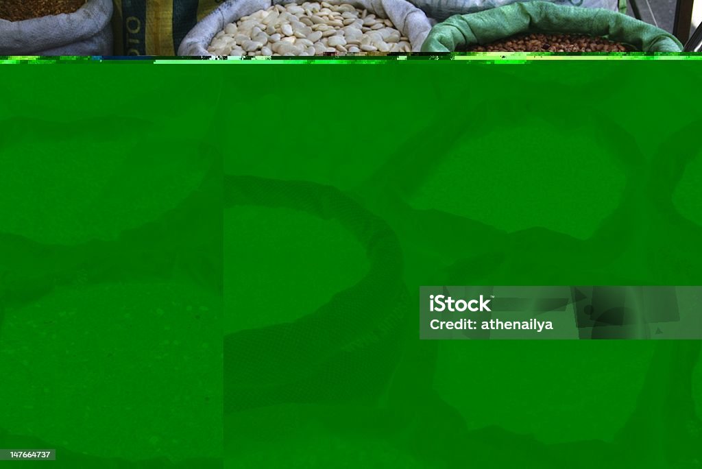 Mercato all'aperto aperta sacchi di cereali, i legumi da granella - Foto stock royalty-free di Alimentazione sana