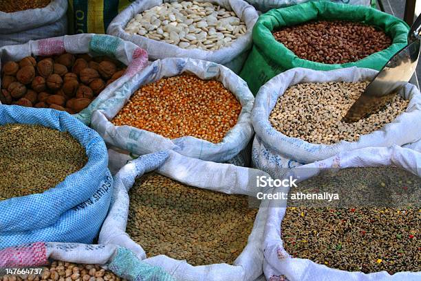 Mercato Allaperto Aperta Sacchi Di Cereali I Legumi Da Granella - Fotografie stock e altre immagini di Alimentazione sana