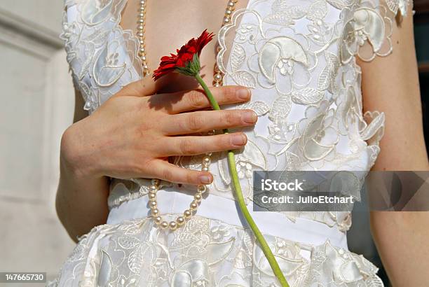 Sposa E Fiore - Fotografie stock e altre immagini di Abito da sposa - Abito da sposa, Bellezza, Cerimonia