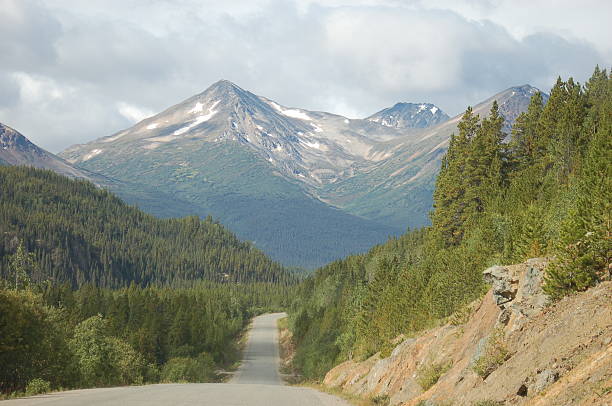 Highway e as montanhas - foto de acervo