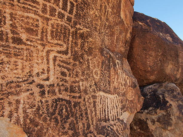 petroglyphs z grapevine canyon - cave painting prehistoric art north american tribal culture nevada zdjęcia i obrazy z banku zdjęć