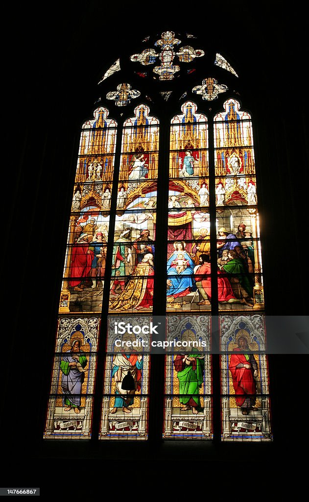 ステンドグラスの窓、教会 - ひざまずくのロイヤリティフリーストックフォト