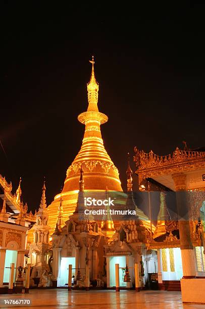 The Shwedagon Pagoda Foto de stock y más banco de imágenes de Aire libre - Aire libre, Anochecer, Antiguo