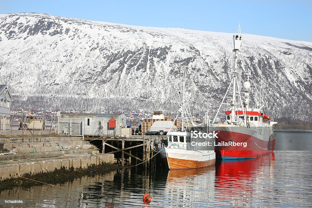 Fishingboats no píer de Tromso, Noruega - Foto de stock de Cidade pequena royalty-free