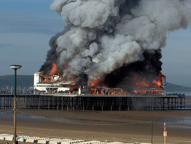 Fuego en el muelle marino del Reino Unido - foto de stock